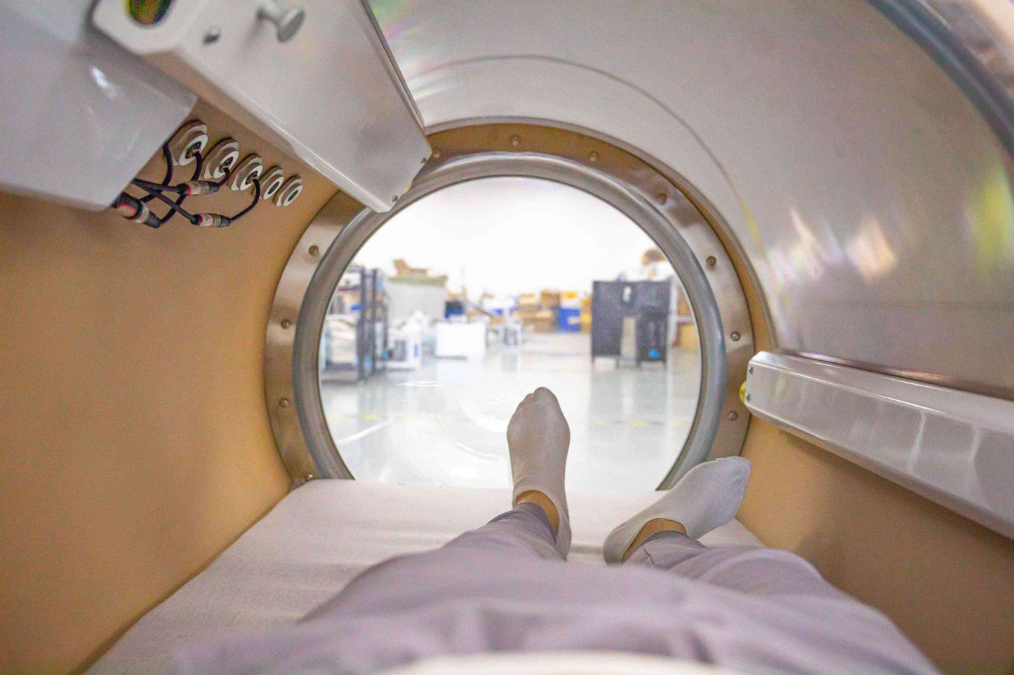 O2BAY Natural Therapy Hard Shell Hyperbaric Chamber For Commercial and Home Use